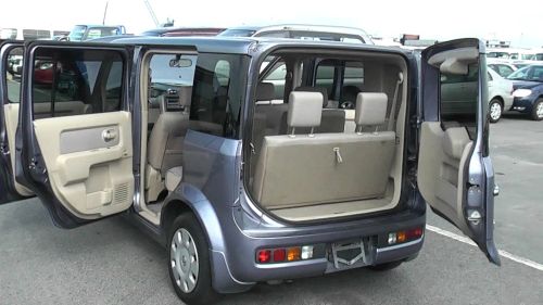 Nissan Cube Z11 doors open