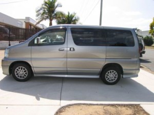 2001 Nissan Elgrand left side