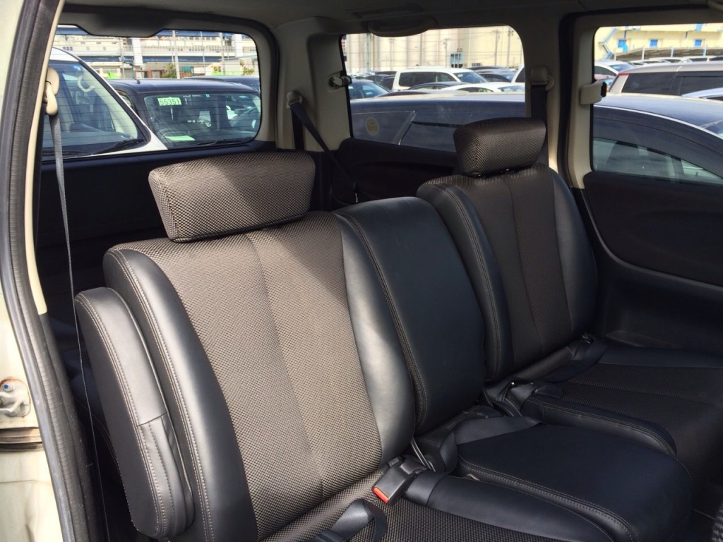 2005 Nissan Elgrand E51 3.5L 2WD Highway Star 8-seater leather rear seat