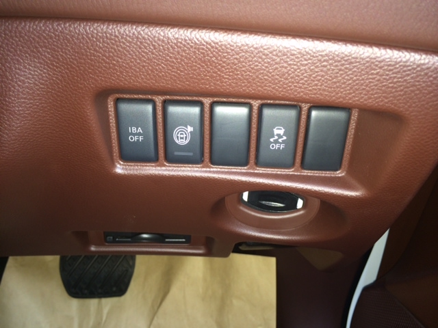 2013 Nissan Skyline Crossover 370GT Premium control switches