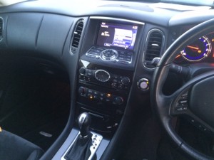 Nissan Skyline Crossover 370GT 2WD centre console