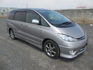 2004 Estima front