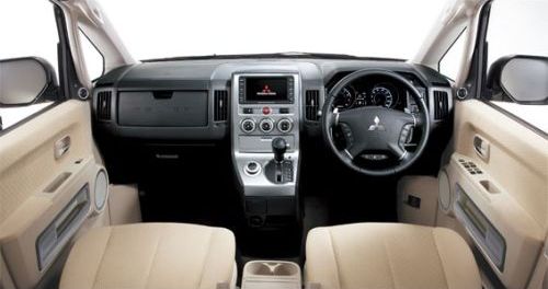 Mitsubishi Delica D5 interior front