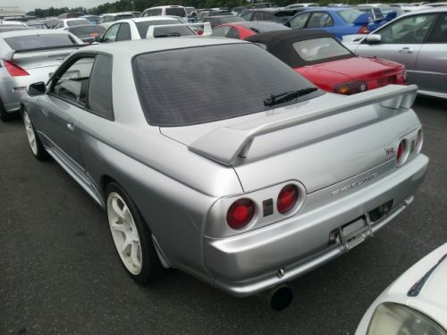 1992 Nissan Skyline R32 GTR silver rear 2