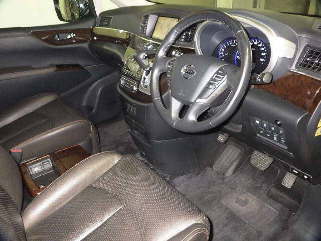 2010 Nissan Elgrand E52 4WD interior