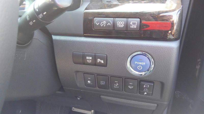 2012 Toyota Vellfire Hybrid ZR centre console
