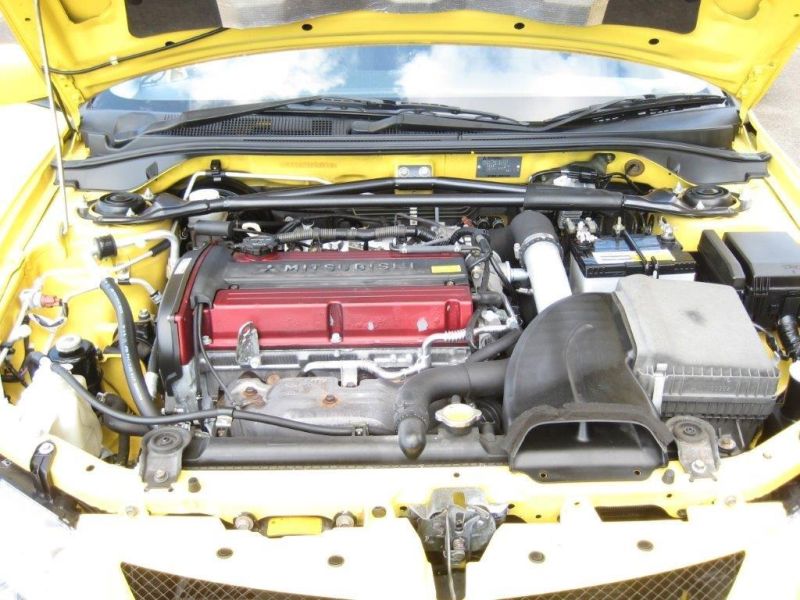 2003 Mitsubishi Lancer EVO 8 GSR yellow engine