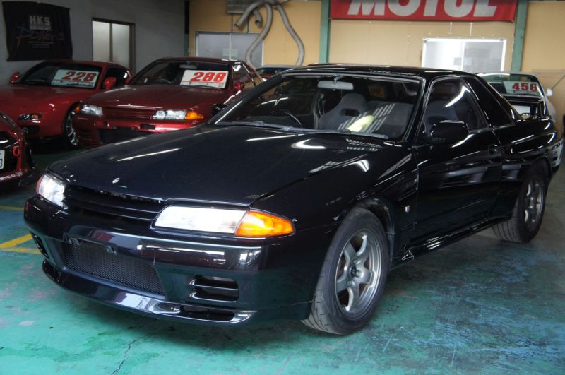Nov 1994 black GTR front left at Japan GTR specialist