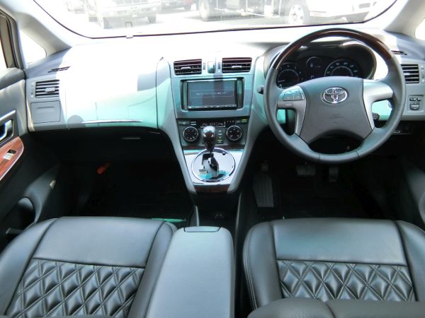 2011 Toyota Mark X Zio 350G Wagon front seats 4
