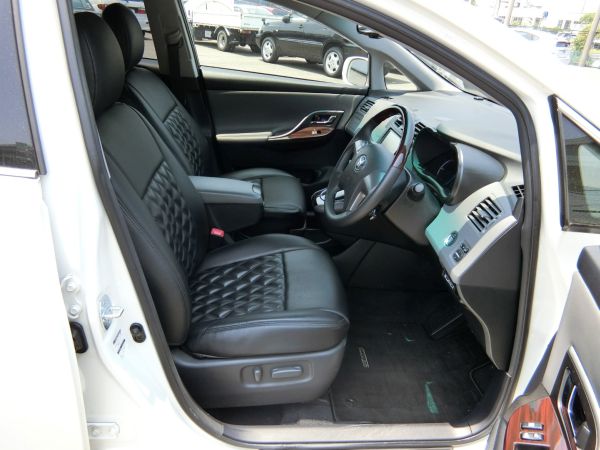 2011 Toyota Mark X Zio 350G Wagon front seats 9