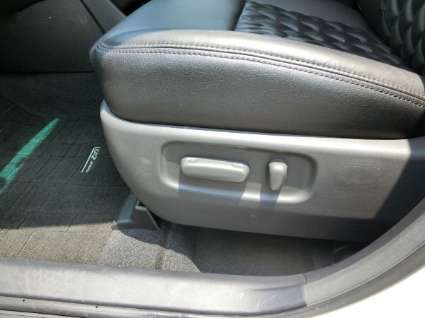 2011 Toyota Mark X Zio 350G Wagon power seat controls