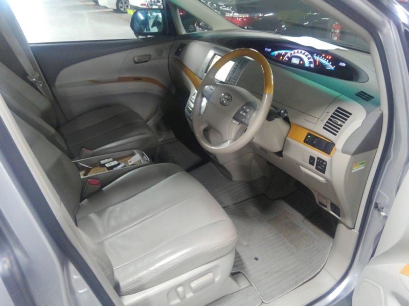2008 Toyota Estima 4WD 7 seater interior 1