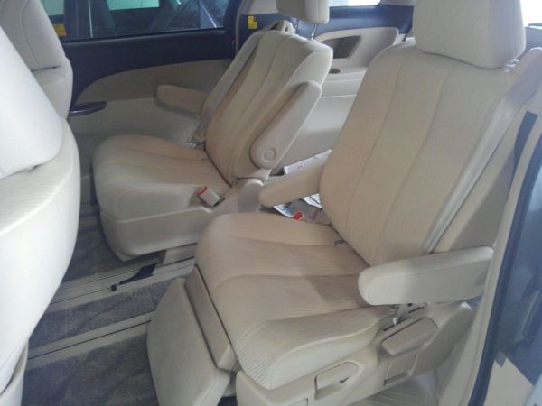 2012 Toyota Estima G 4WD 7 seater middle seats