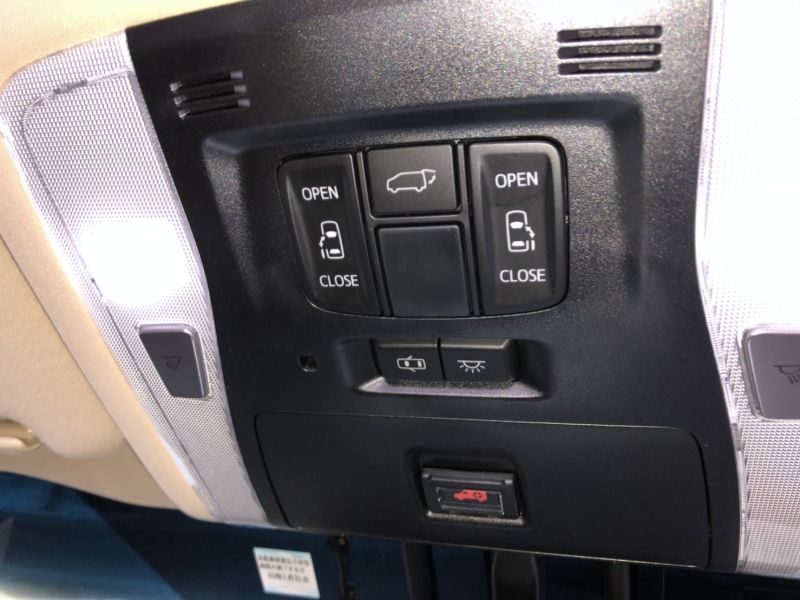 2017 Toyota Alphard Hybrid Executive Lounge powerslide doors