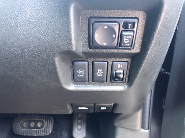 2015 Nissan Cube Z12 Welfare Sloper option buttons