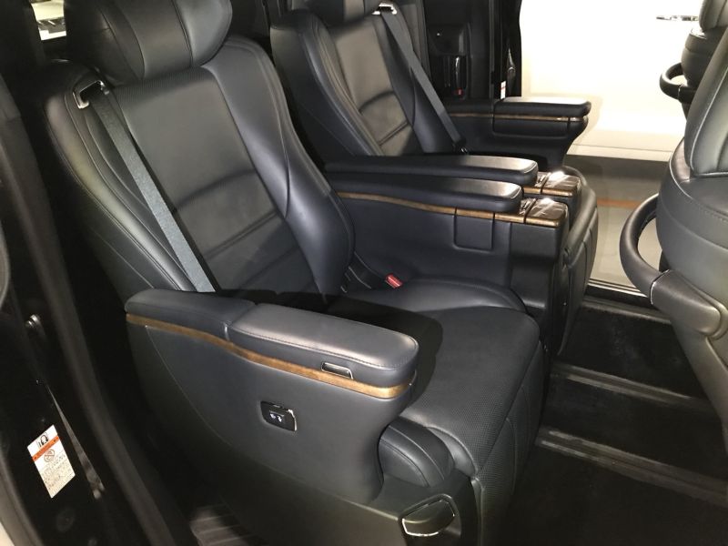 2015 Toyota Alphard Hybrid Executive Lounge centre row seats