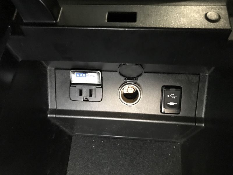 2015 Toyota Alphard Hybrid Executive Lounge media plugs