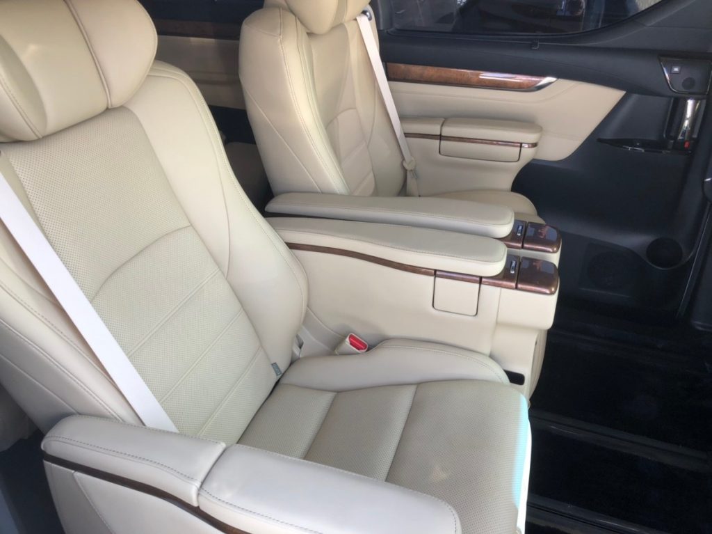 2017 Toyota Alphard Hybrid Executive Lounge centre seats 2