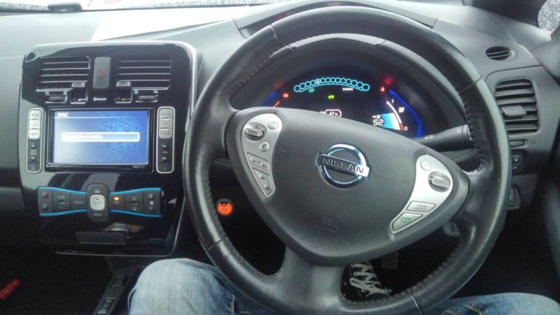 2014 Nissan Leaf X 24kW steering wheel 2