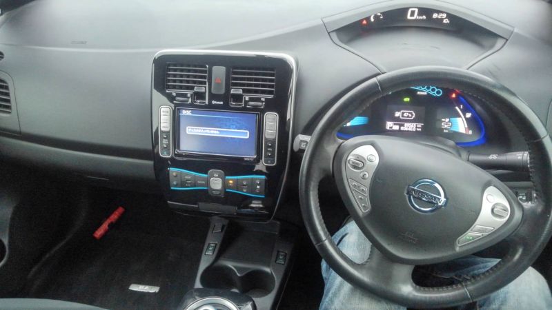 2014 Nissan Leaf X 24kW steering wheel