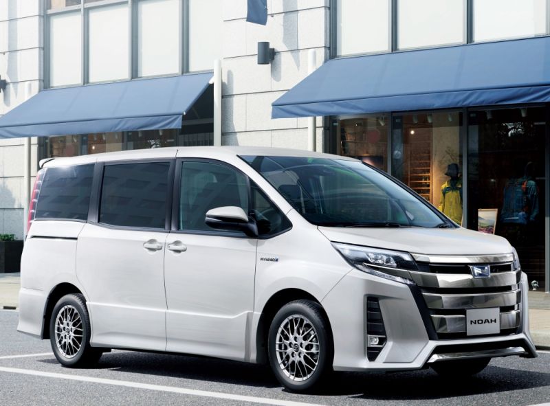 Toyota Noah Hybrid 16