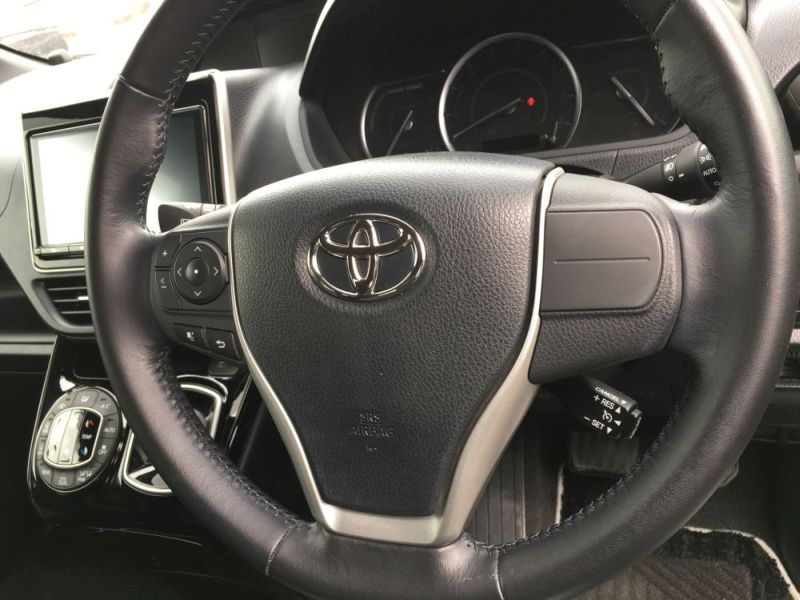 2016 Toyota Noah Hybrid 01