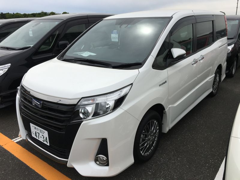 2016 Toyota Noah Hybrid 12