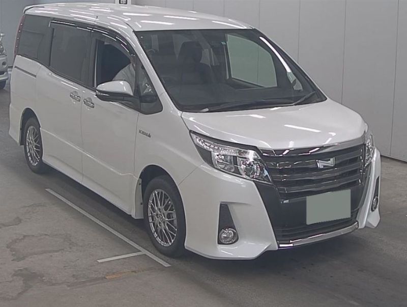 2016 Toyota Noah Hybrid 18