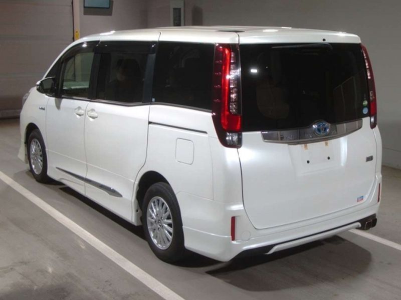 2014 Toyota Noah Hybrid G 34