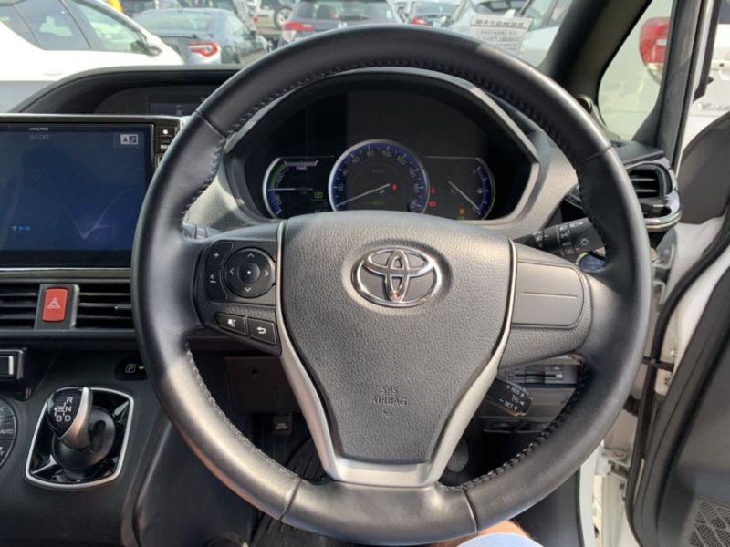 2015 Toyota Voxy Hybrid V 13