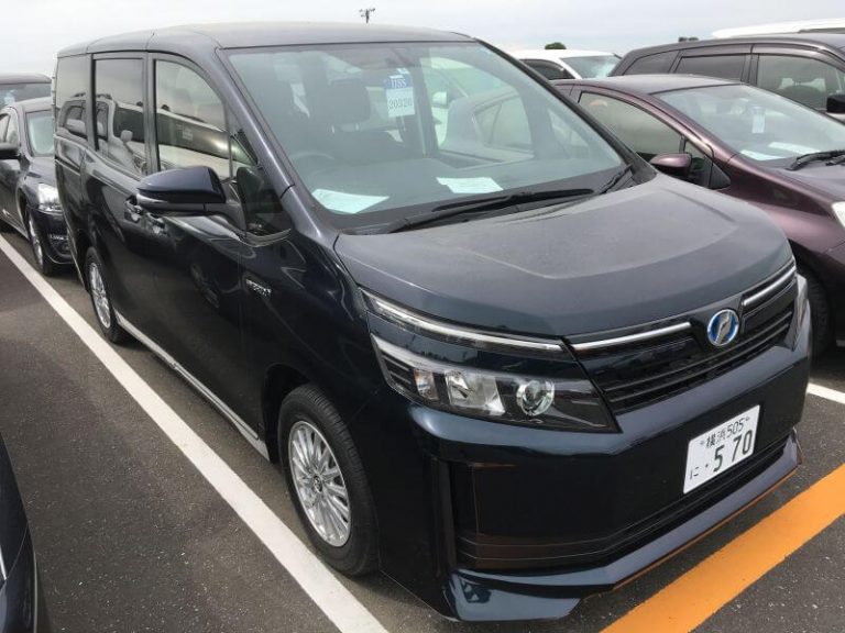 Toyota Voxy Hybrid. Тойота Вокси 2015. Тойота Вокси гибрид 2014 год.