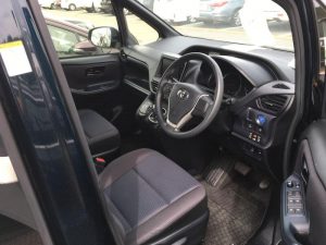 2015 Voxy Hybrid X 07