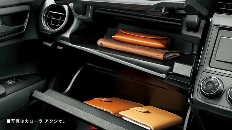 Toyota Corolla Fielder hybrid interior new model glove box space