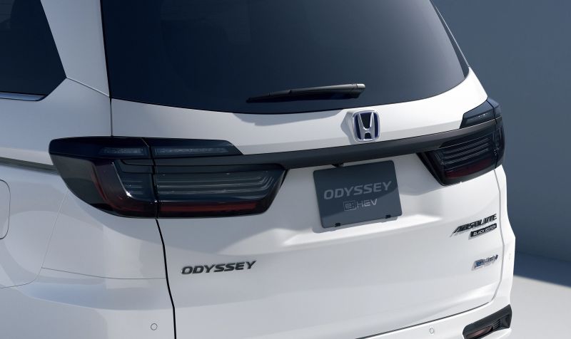 Import Honda Odyssey hybrid Absolute black edition rear
