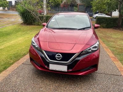 2018 Nissan Leaf X red