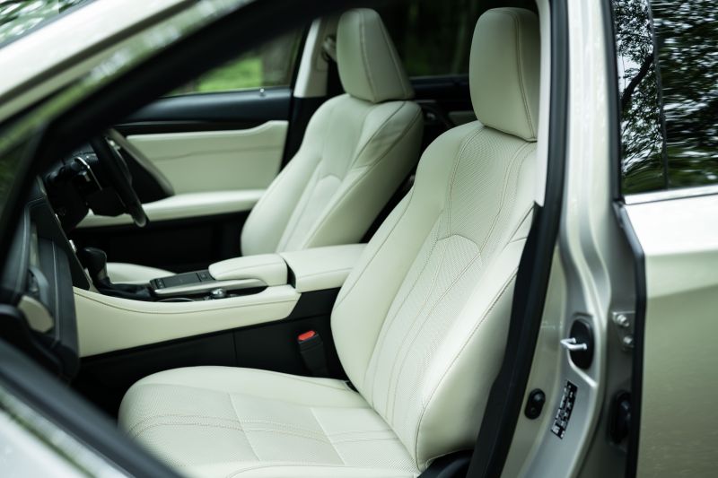 Lexus RX 450hL front seats white