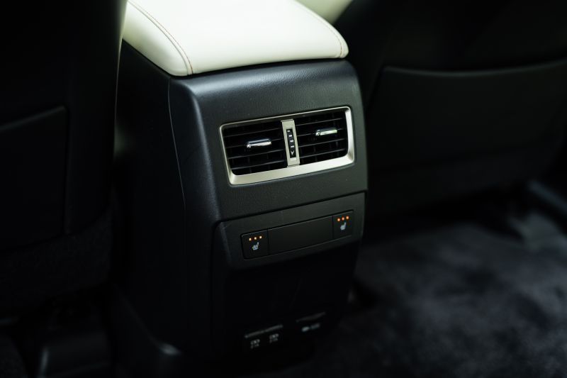 Lexus RX 450hL rear aircon controls