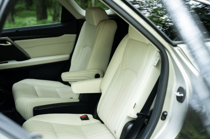 Lexus RX 450hL rear seats white