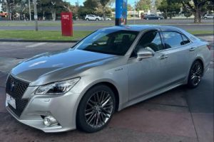 2013 Toyota Crown hybrid Athlete G front silver 2